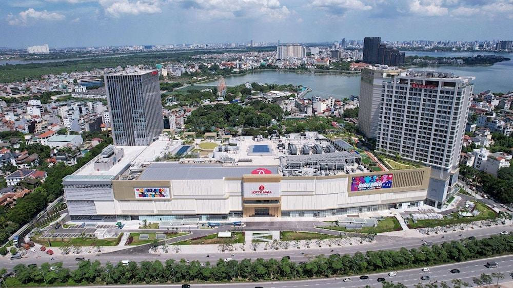 Lotte Mall Tay Ho with modern and unique architecture is covered with large glass panels, reflecting sunlight (Source: Lotte Mall West Lake Hanoi - V&otilde; Ch&iacute; C&ocirc;ng, T&acirc;y Hồ, H&agrave; Nội)
